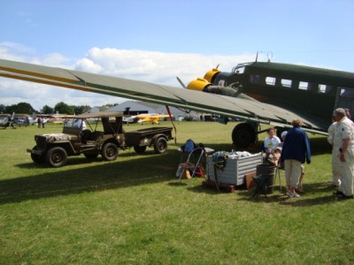 avion militaire + personnel.JPG