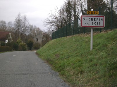 Prendre la 1ère à gauche juste après le panneau St Crépin en arrivant de Rethondes