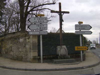 Derrière l'église de Rethondes suivre St Crépin / Tracy Le Mont