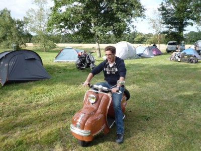 Théo a fait ses premiers tours de roues en Terrot, visiblement, la boîte préselective perturbe un peu ???