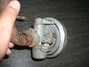 salut<br />démonter le moteur pour installer la pipe ça me parait logique mais a mon avis l'ancien proprio a du la démontée sans tomber le moteur car lors de l'achat le moteur était bien sur le chassis....sinon je n'ai pas de conseils avisés pour le remplacement éventuel de ce carbu par un delhorto par exemple et quel modèle pour je pense que ça soit + fiable ???<br />sinon il y a la bourse a fouras peut etre tomberais je sur des pros du carbu ...<br />sinon comme convenu photo du carbu zénith avec cette vis qui n'est pas d'origine et qui sert a quoi ?