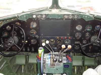 cockpit dc3 complet.JPG