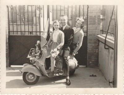 1953 Vespa rue Solférino Jean Odile et Geneviève.jpg